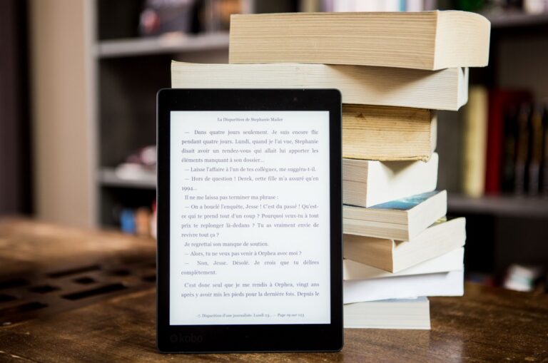 eBook neben einem Stapel Buecher