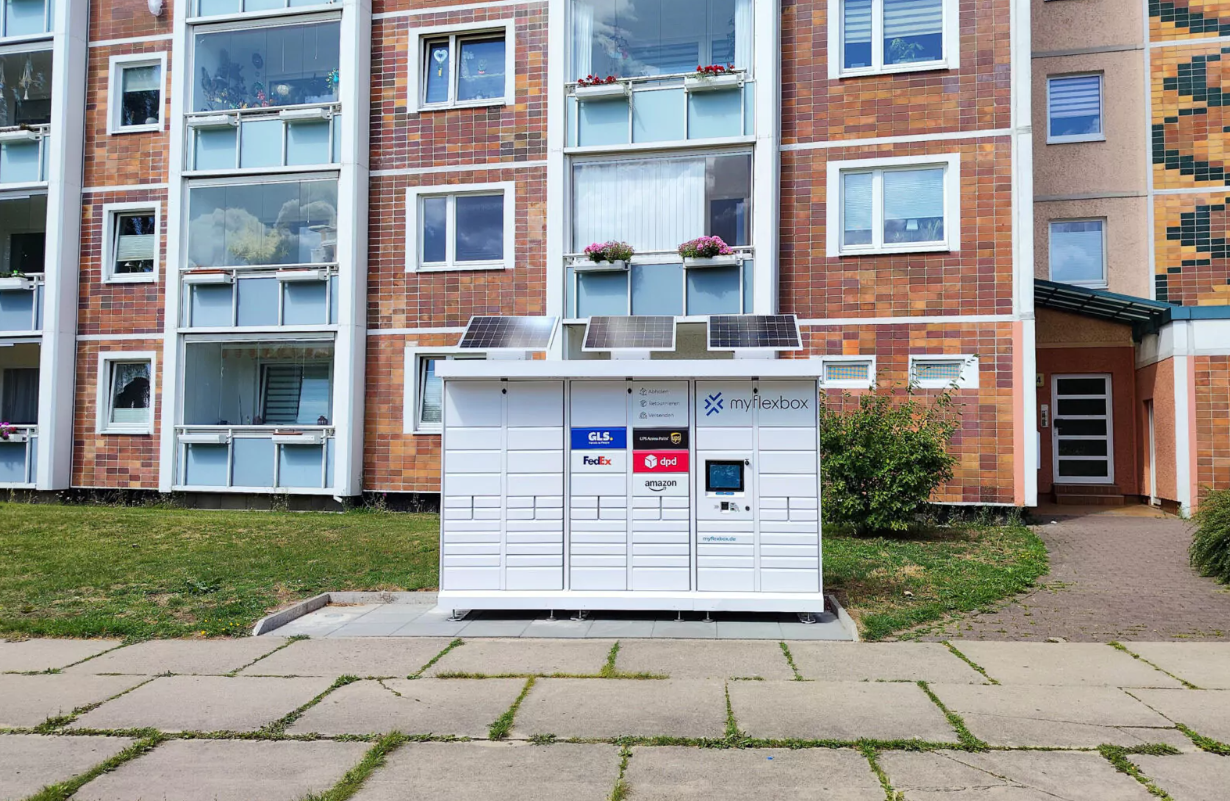 myflexbox Paketstation vor einem Wohngebaeude in Rostock