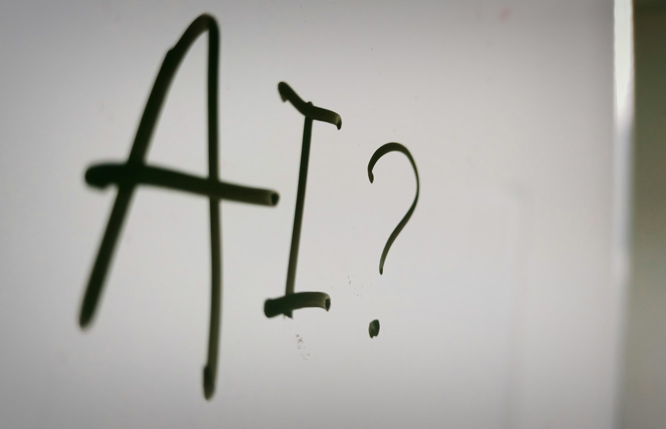 AI auf einem Whiteboard