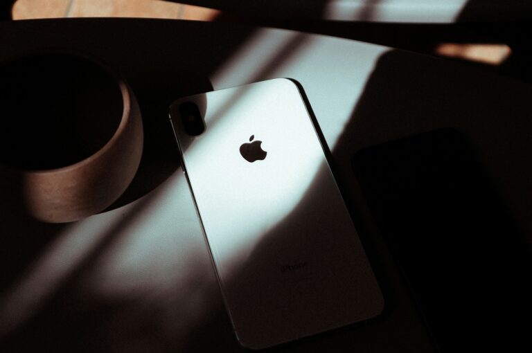 Altes weiss iPhone im halbdunklen