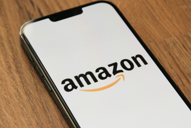 Amazon Logo auf einem Smartphone