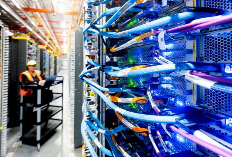 Arbeiter in einem AWS Data Center
