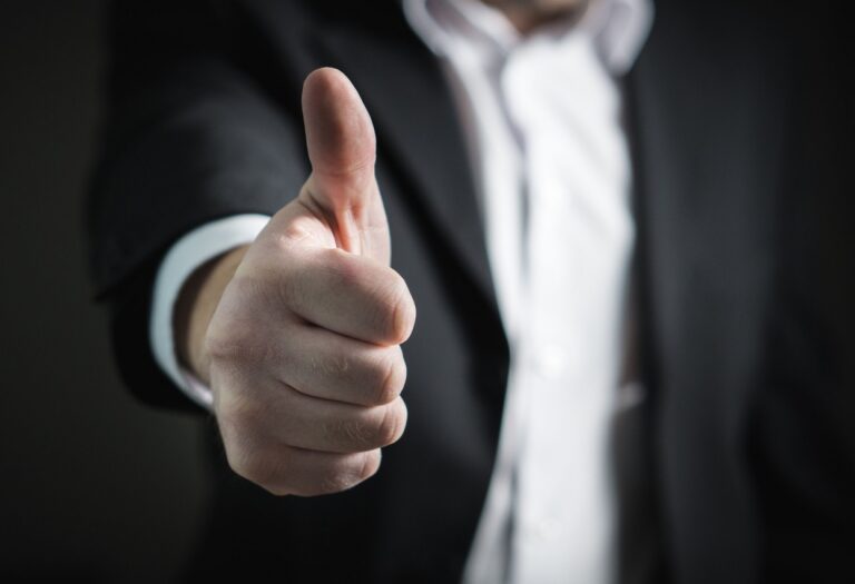 Business Mann mit Daumen hoch Geste