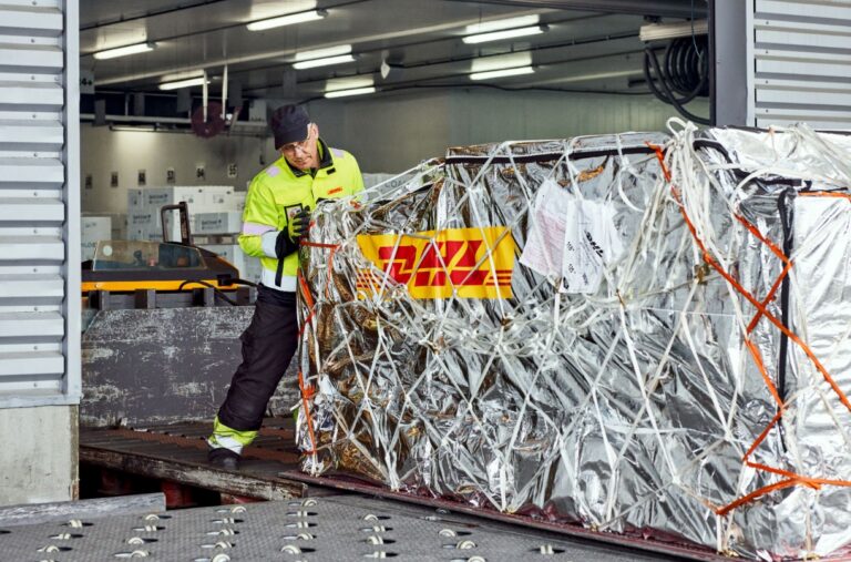 DHL Mitarbeiter mit Coldchain Frachtware