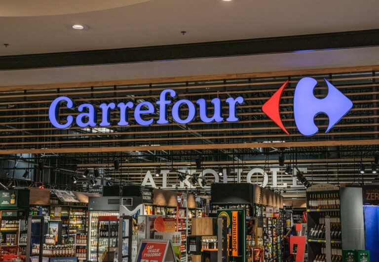 Eingang einer Carrefour Filiale