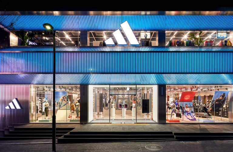 Eingang und Fensterfront eines Adidas Store in Seoul