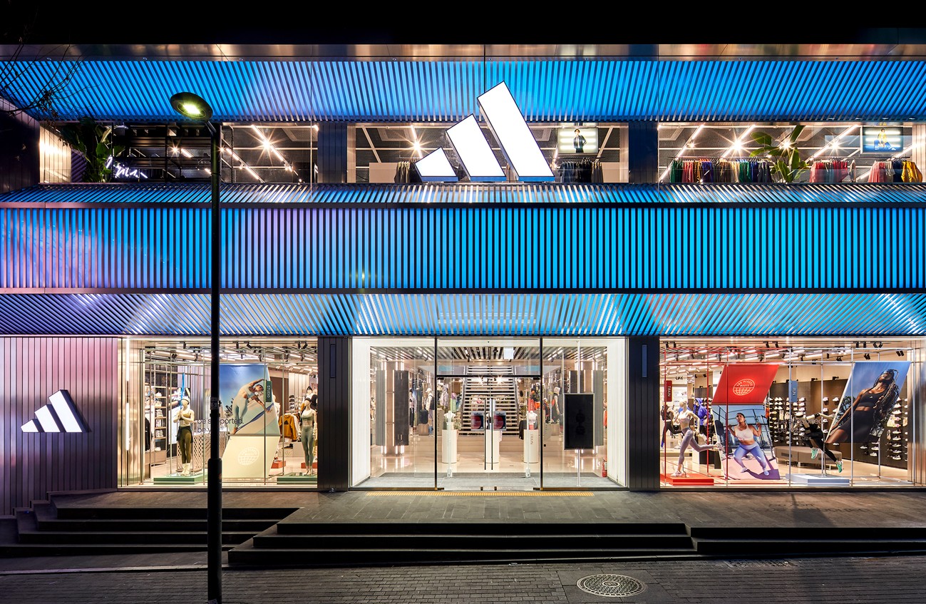 Eingang und Fensterfront eines Adidas Store in Seoul
