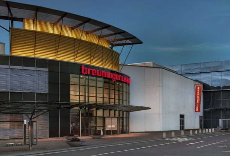 Eingangsbereich und Parkplatz Breuningerland Ludwigsburgs
