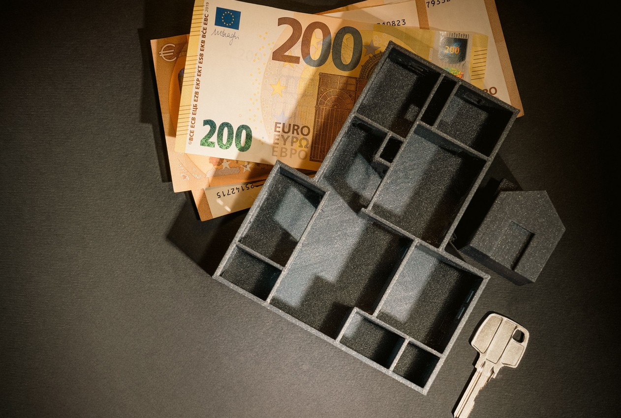 Euro Geldscheine und Symbolik zu Immobilienkrediten