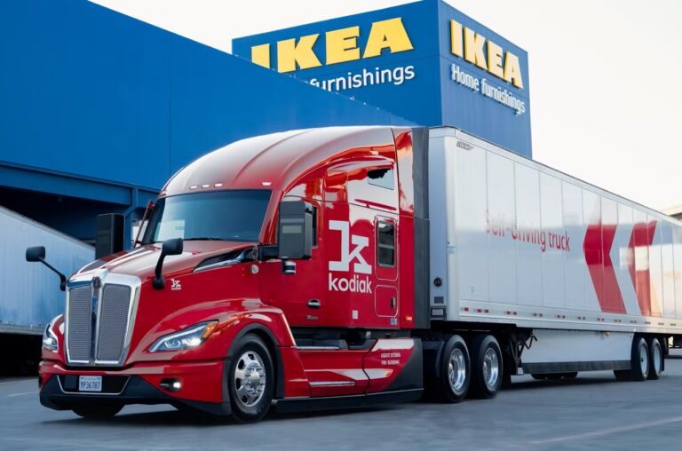 Fahrerloser LKW von Kodiak vor einem Ikea in den USA