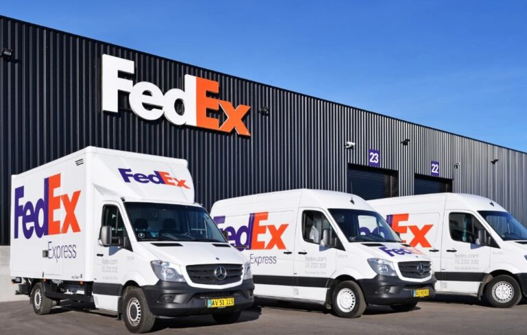 Fahrzeuge vor FedEx Hub in Kopenhagen