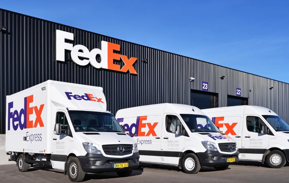 Fahrzeuge vor FedEx Hub in Kopenhagen