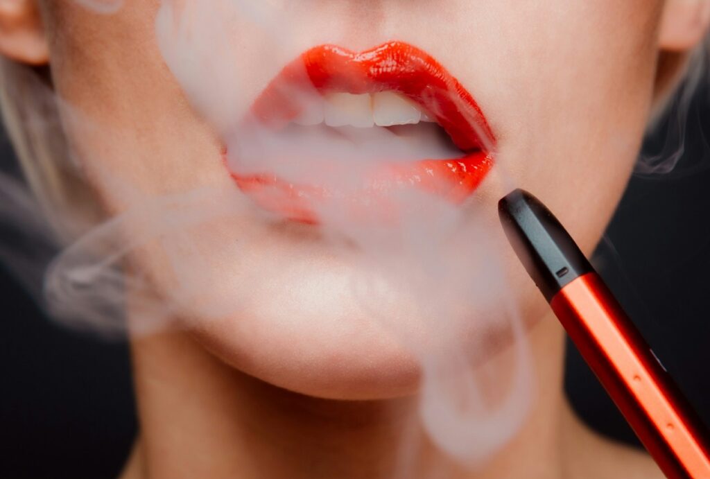 Frau dampfend mit Einweg Vape