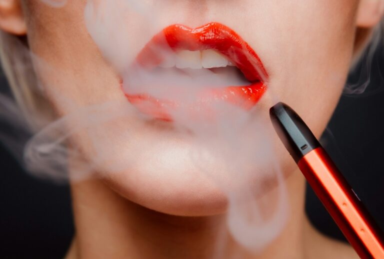 Frau dampfend mit Einweg Vape