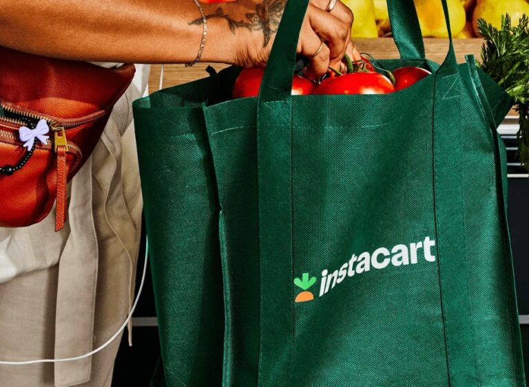 Frau mit Instacart Shopper und Lebensmittel