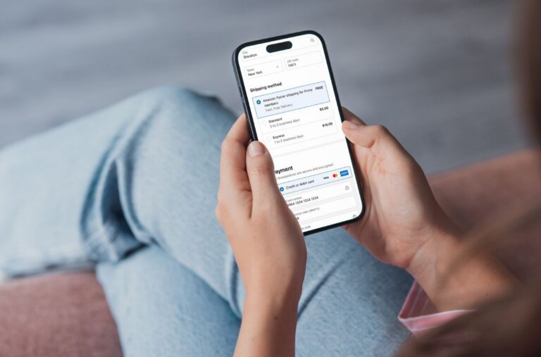 Frau mit Smartphone und Amazon Prime Lieferung