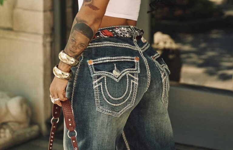 Frau mit True Religion Jeans
