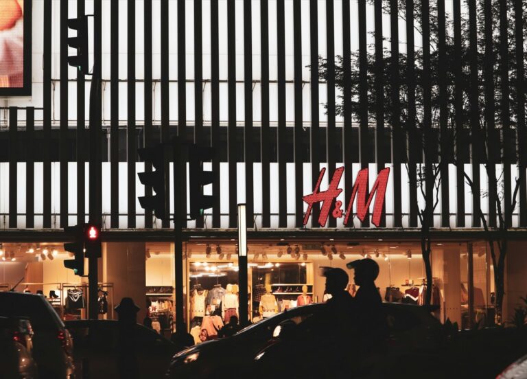 HM Store von aussen bei Nacht