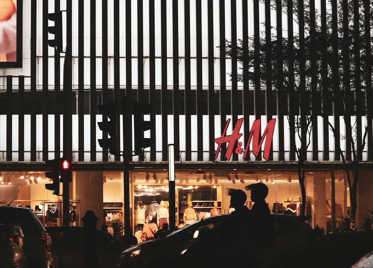 HM Store von aussen bei Nacht
