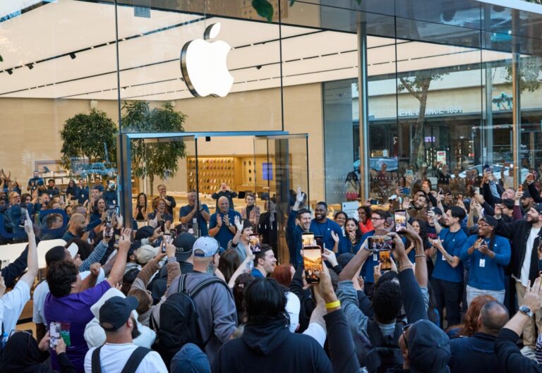 John Ternus und Pressevertreter und Kunden beim iPhone Duo Verkaufsstart