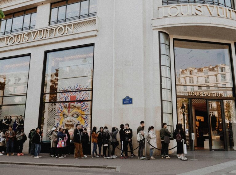 Kunden Warteschlange vor Louis Vuitton in Paris