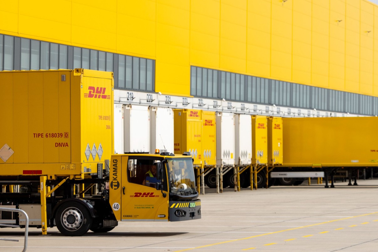 LKW vor DHL Logistikzentrum
