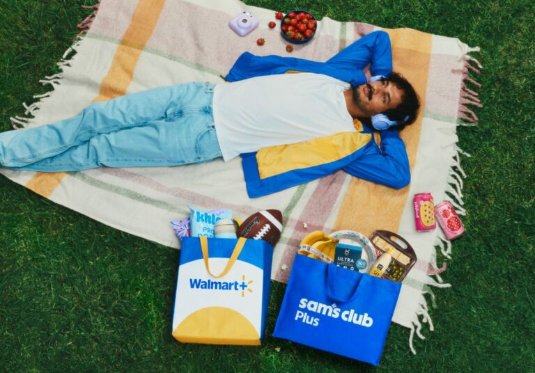 Mann auf einer Wiese mit Walmart und Sams Club Tuete