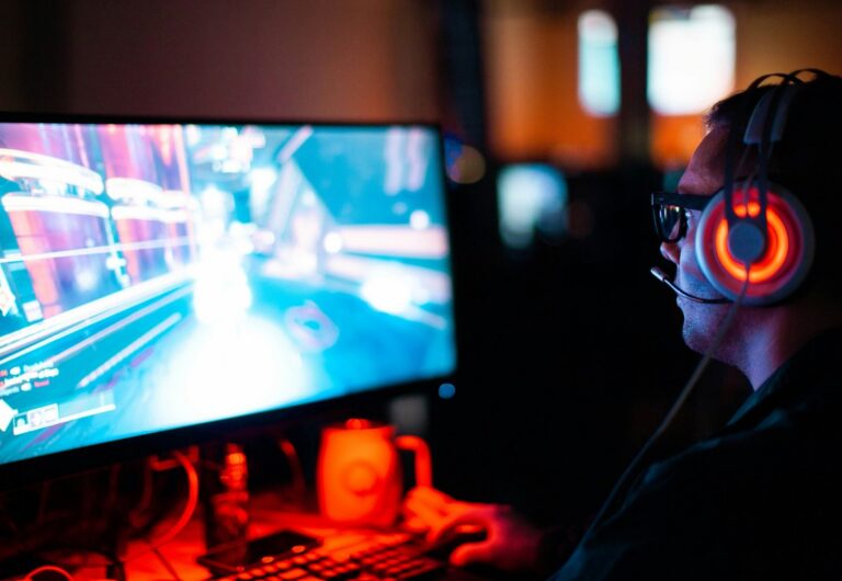 Mann mit Gaming Headset vor PC