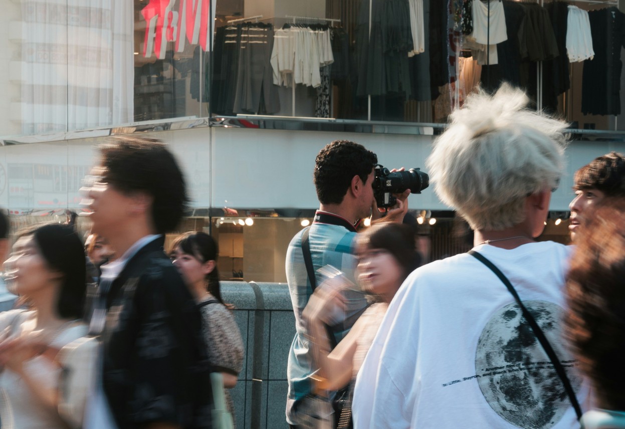Passanten in Tokyo vor einem HM