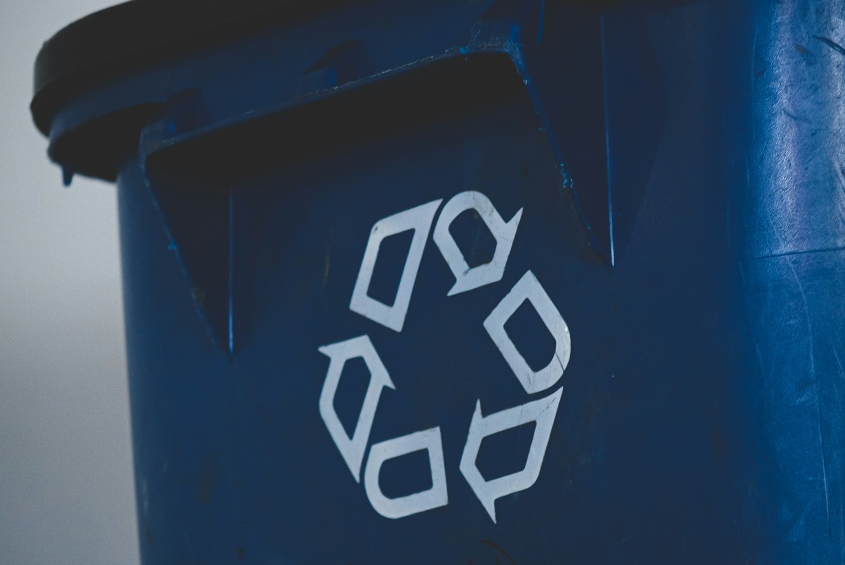 Recycling Symbol auf einer Papie Abfalltonne