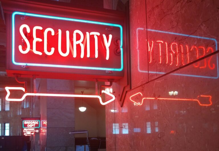 Security Schild in Neon Farben