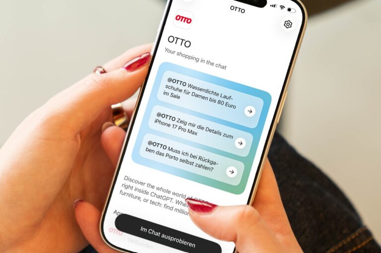 Smartphone mit OTTO ChatGPT Plugin