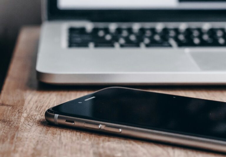 Smartphone vor einem Laptop