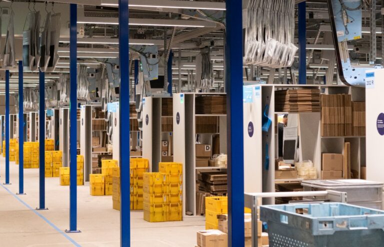 Taschensorter und Packstationen einer Momox Logistik