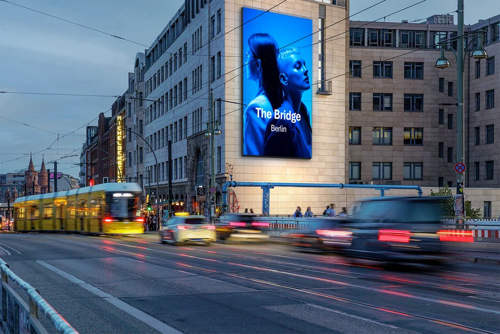 The Bridge Screen in Berlin von Blowup und Stroer