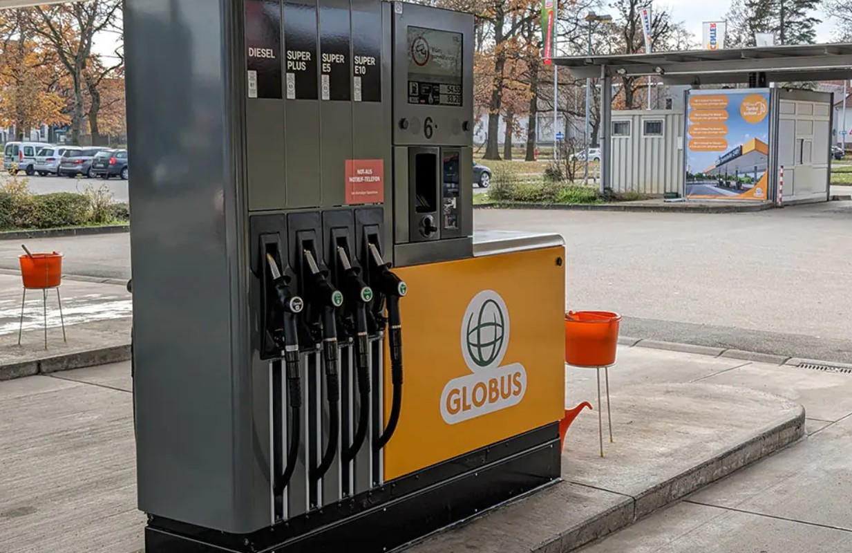 Zapfsaeule einer Globus Tankstelle