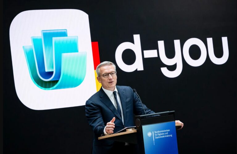 d you Logo und Karsten Wildberger am Podium
